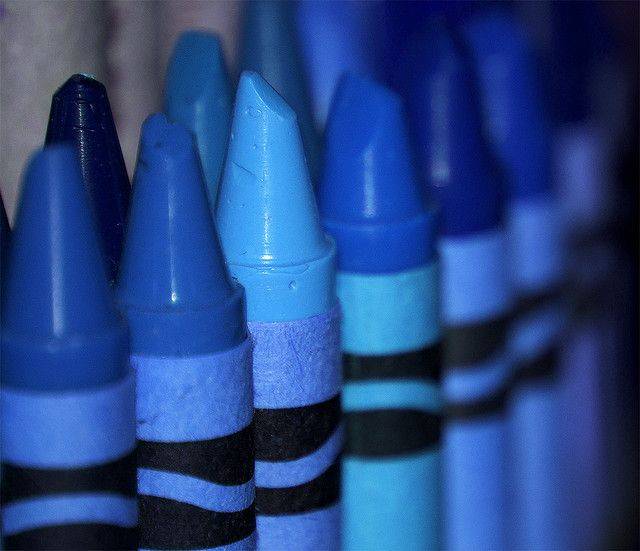 Blue and aquamarine crayons.